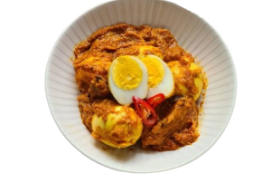 Nasi Telur Ceplok dan rebus dipadukan dengan bumbu rendang